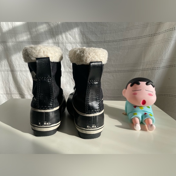 Sorel kid waterproof winter boot. Kid size 11. - Picture 14 of 16
